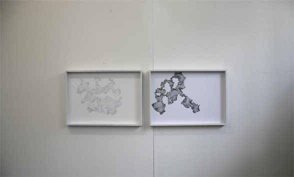 Zeichnung gestickt
Stickerei und Zeichnung, 2013
Nach der Vorlage einer meiner Zeichnungen aus der Serie Welten Tagebuch hat die Trachtenstickerin
Verena Schiegg eine Stickerei angefertigt.
Format: A3